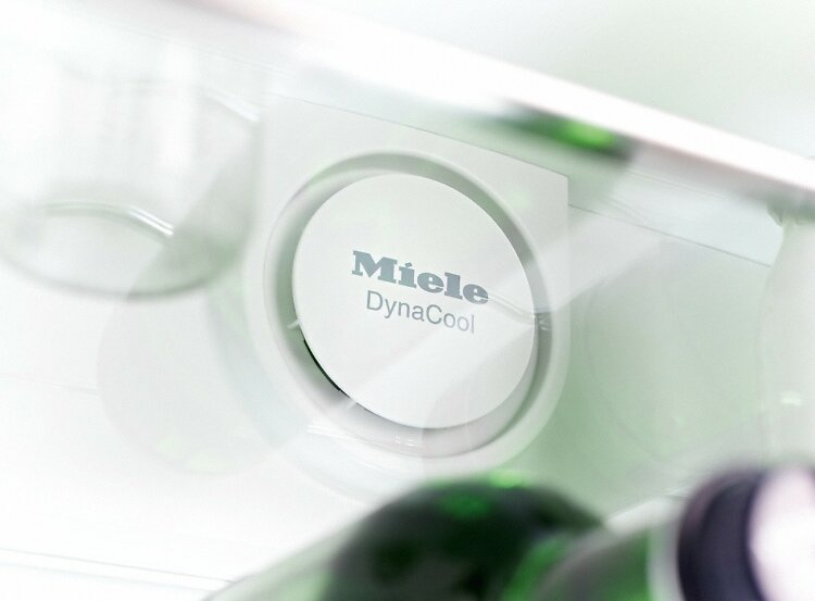 Холодильник-морозильник KFN28132 D ws